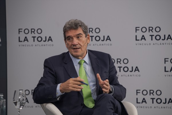 Escrivá aboga por cambiar el diseño del impuesto a la banca y hacerlo neutral

