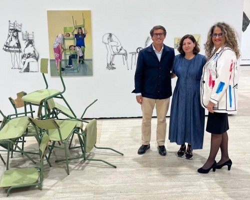 Eva Mauricio gana los EAC 2025 del Gil-Albert con la instalación de sillas escolares 'Sentar la cabeza'