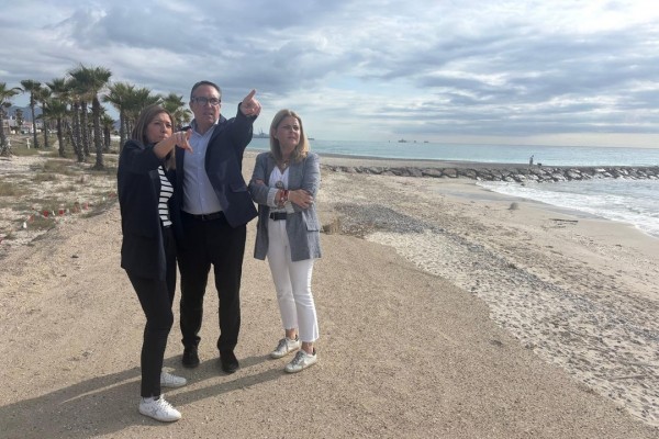 PortCastelló aporta 7000 m3 de arena a la playa de Almassora para mitigar la regresión en Pla de la Torre