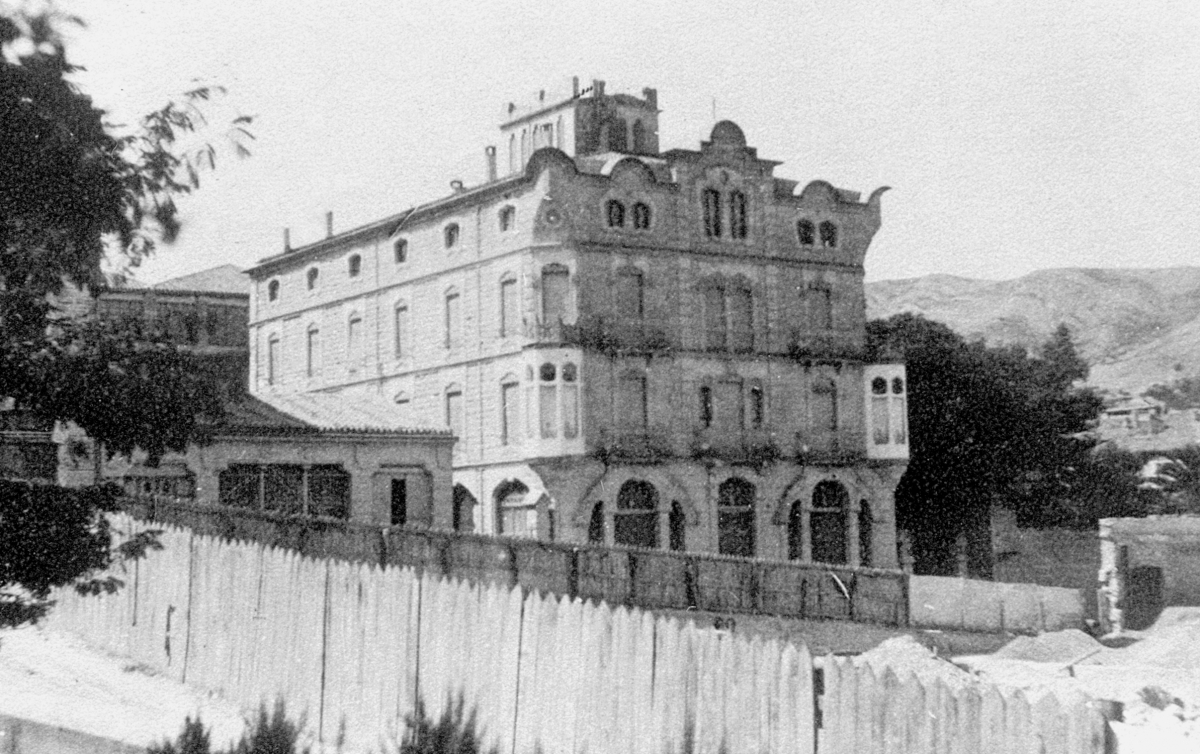 Fotografía de principios del siglo XX, cuando se estaba construyendo la sede del Monte de Piedad, ante la casa de los ‘Escaló’. Colección de Ricardo Canalejas. - Foto: Archivo Municipal de Alcoy (Fototeta) Fotografía de principios del siglo XX, cuando se estaba construyendo la sede del Monte de Piedad, ante la casa de los ‘Escaló’. Colección de Ricardo Canalejas.