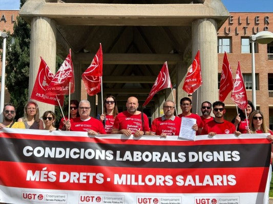 UGT se concentra para exigir a Educación una solución 'in extremis' para los tribunales de las oposiciones docentes
