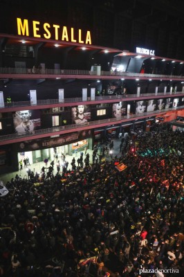 El valencianismo protesta frente a Mestalla y la Policía carga contra algunos aficionados