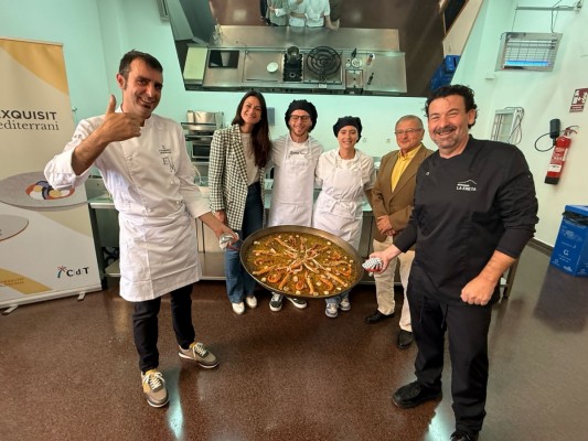 La 'fideuà' de Gandia se presenta en Alicante como símbolo de tradición e innovación culinaria