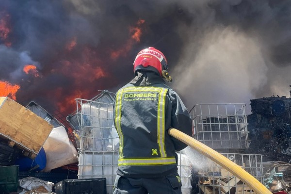 Controlado el incendio declarado este viernes en una empresa de reciclaje en Burriana