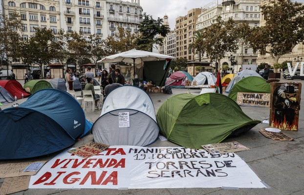 La acampada por la vivienda en València continúa este martes pese a la posible lluvia: 