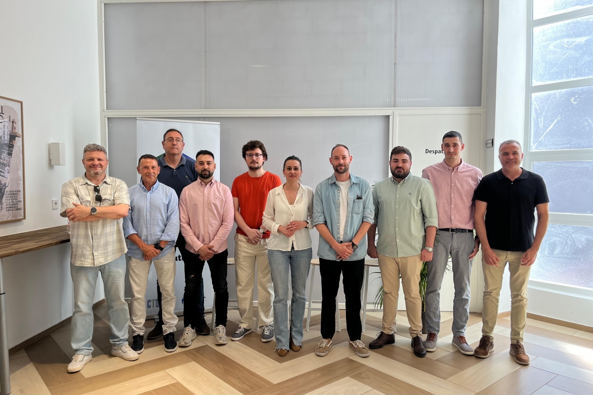 Foto de familia de las empresas en la incubadora - 