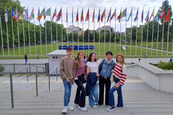 Cuatro jóvenes de Onda exportan a Estrasburgo su patrimonio cerámico tras ganar un concurso europeo