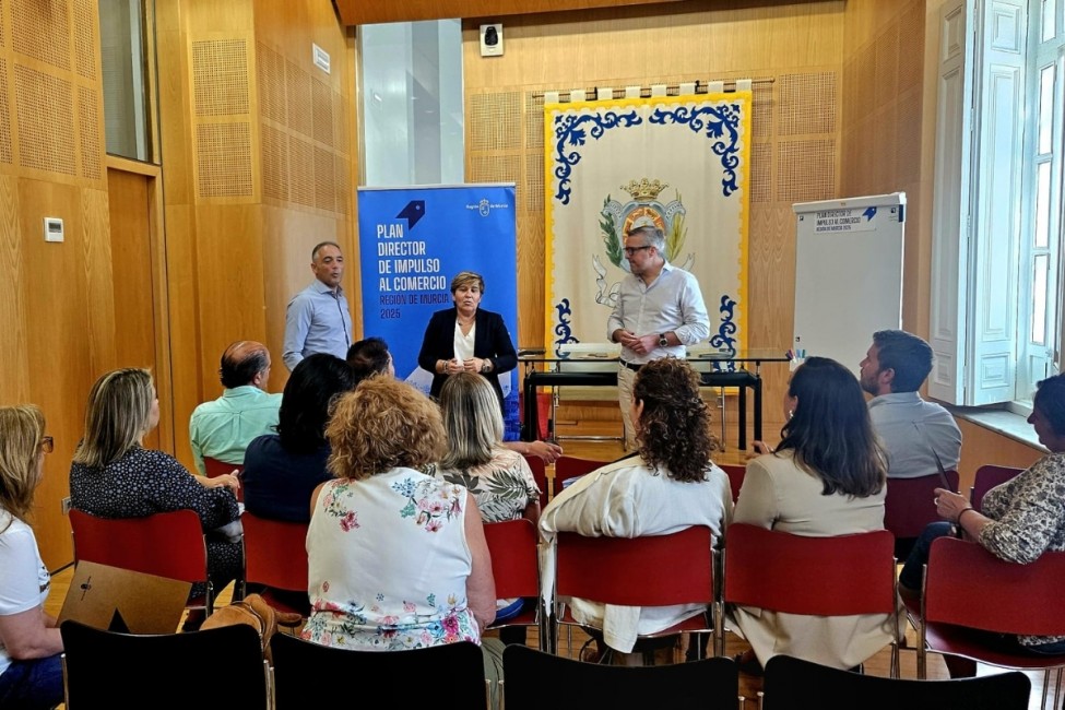 Reunión con la concejal del área de Comercio, Hostelería y Consumo, Belén Romero. - Foto: Ayuntamiento de Cartagena