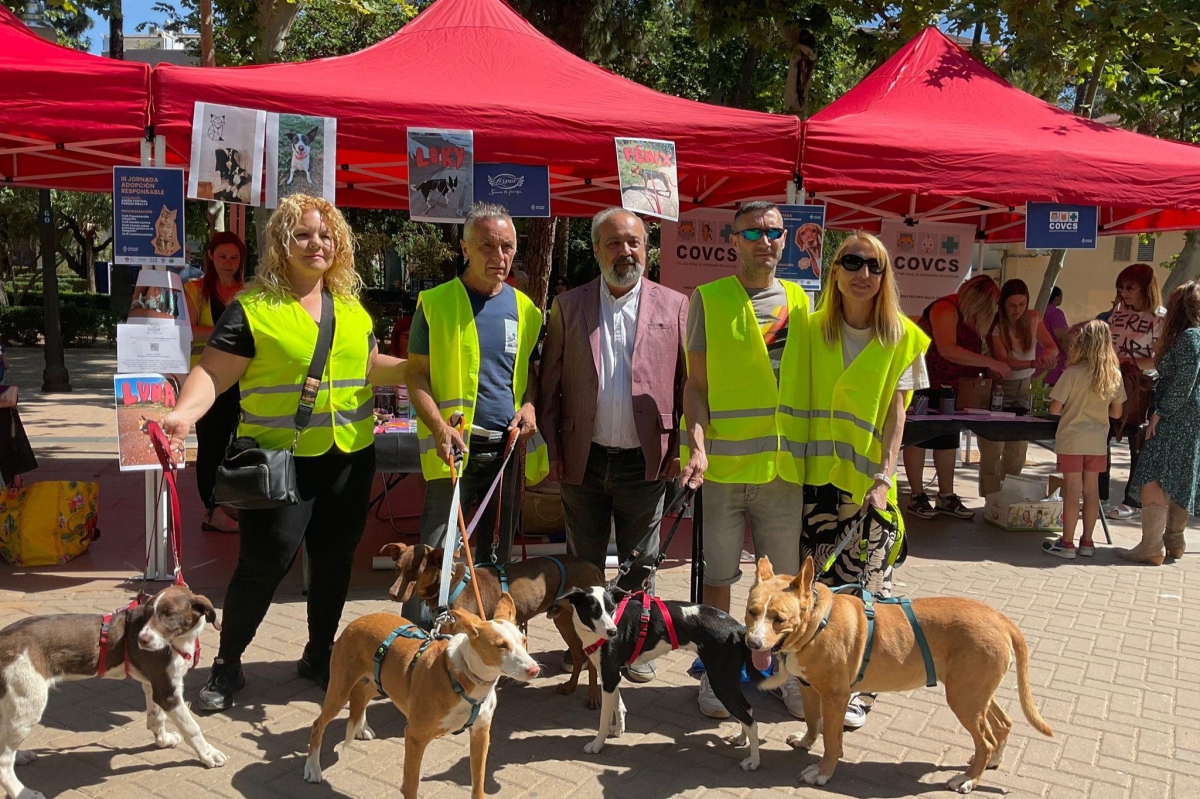 Castelló reúne a más de 100 personas en la III Jornada de Adopción de Mascotas en el Ribalta
