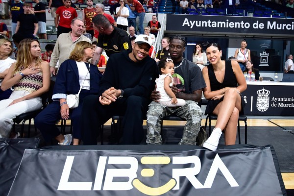 El UCAM CB se coloca noveno al ganar al Leyma con Giannis Antetokounmpo en la grada
