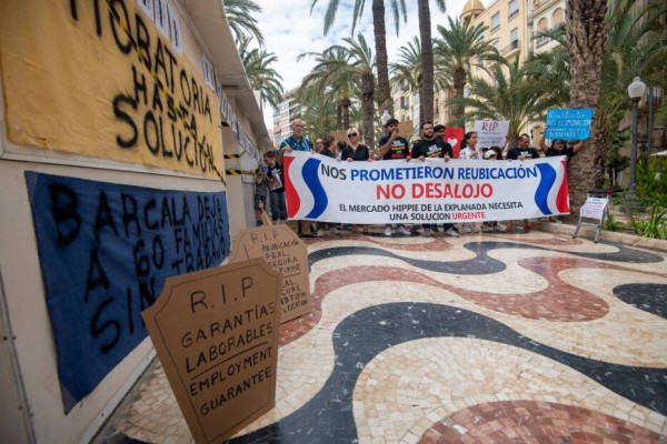 Los 'hippies' de La Explanada exigen una moratoria hasta que Alicante y Costas regulen su traslado