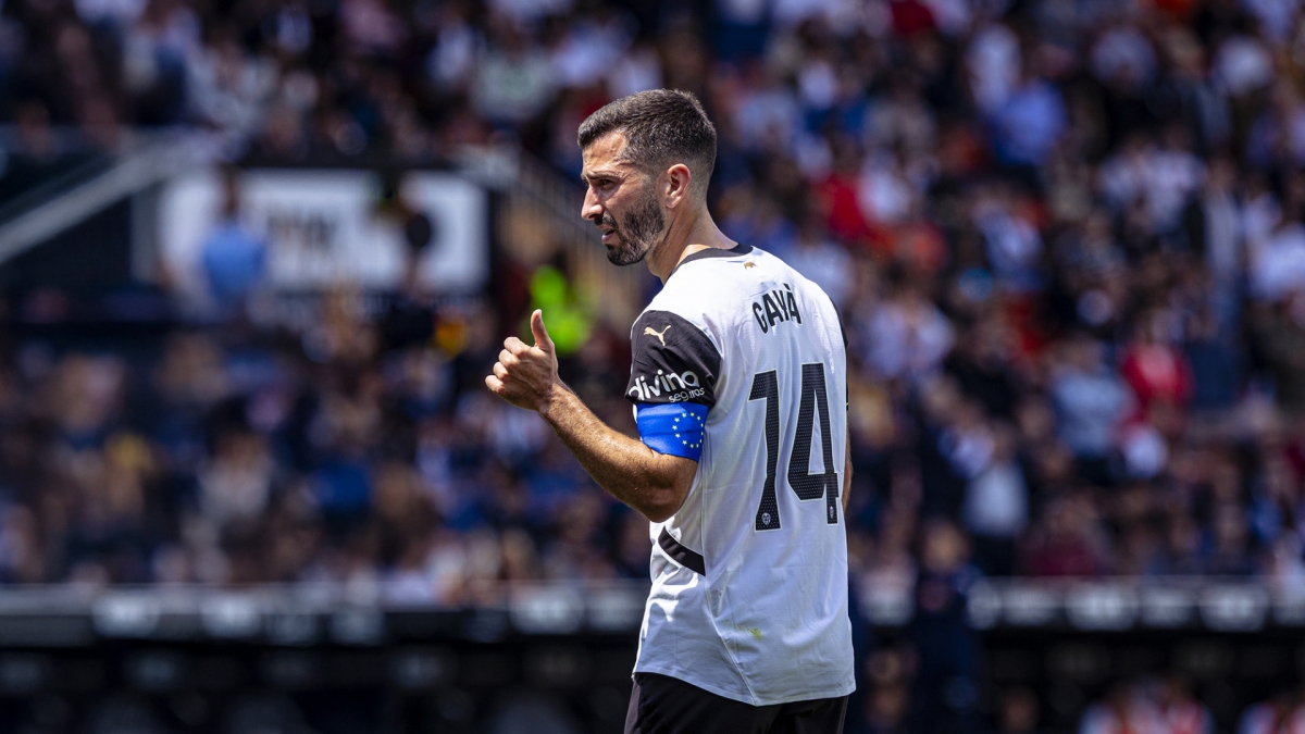 Gayà supera a Claramunt como noveno jugador con más partidos del Valencia
