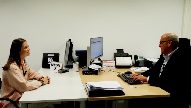 La Región de Murcia crea la figura del funcionario habilitado para ayudar a los ciudadanos en trámites administrativos