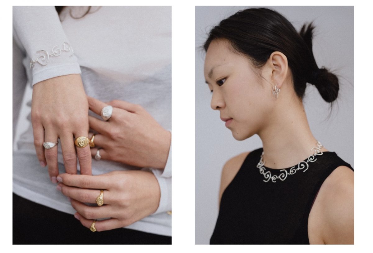 Clara Solá posando con las piezas de Rocío Jewels