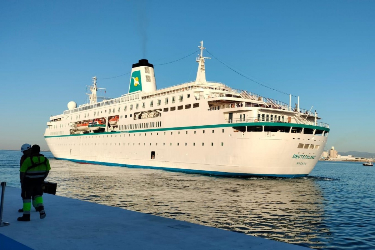 De buses lanzadera a guías turísticos: Castelló recibe a los 440 turistas del primer crucero del año