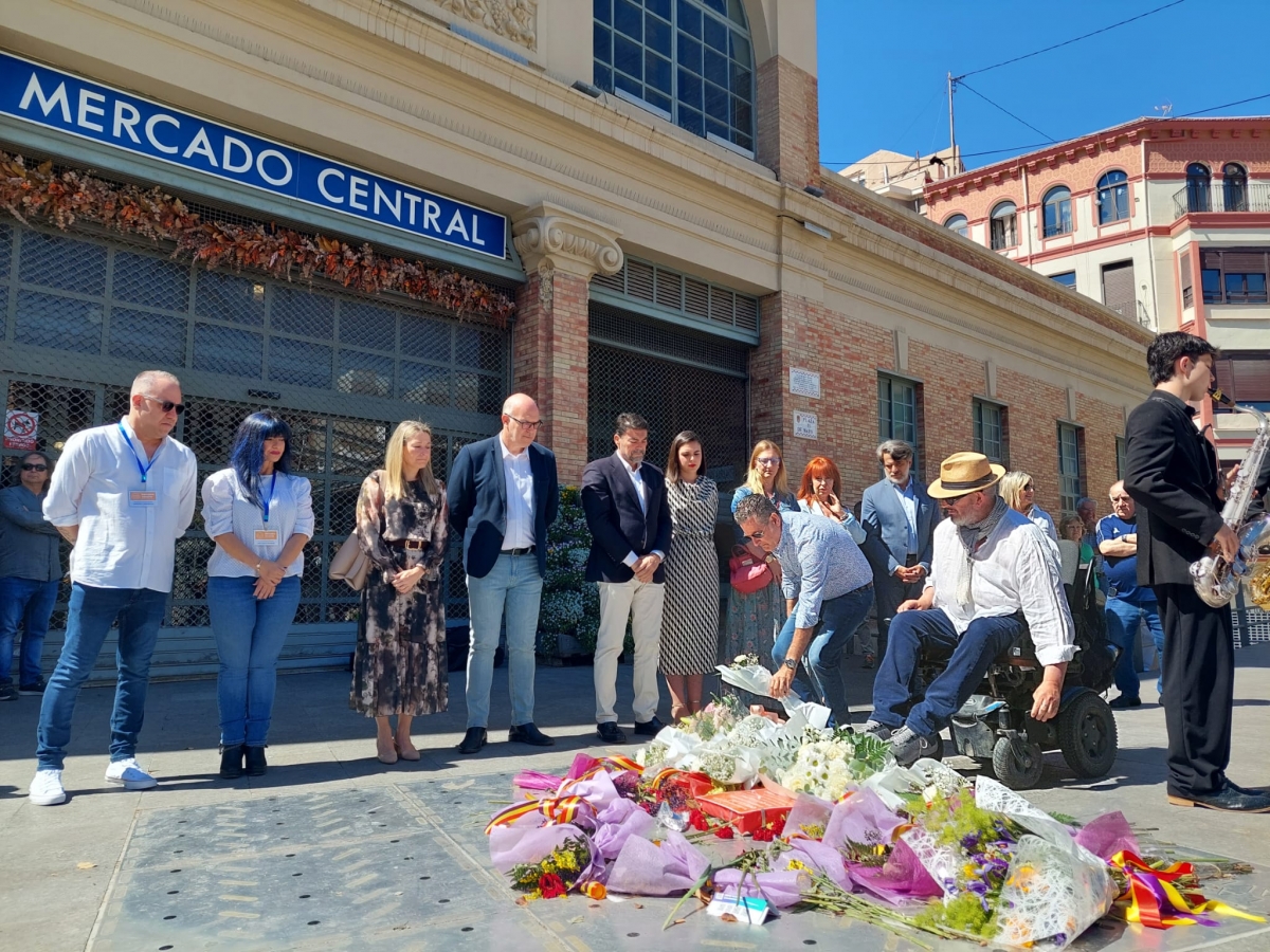 Alicante conmemora el 87 aniversario del bombardeo en el Mercado Central con fractura política