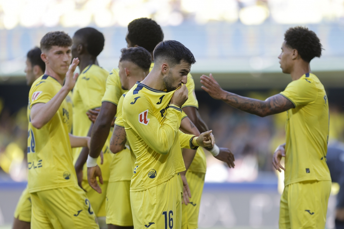 Álex Baena celebra el tercer gol del Villarreal ante el Sevilla - CARME RIPOLLÉS