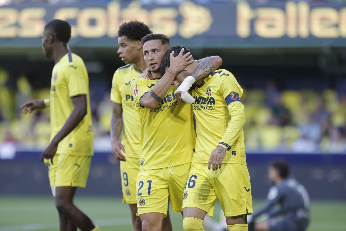 Yeremy Pino abraza a Álex Baena tras el 3-1 contra el Sevilla - CARME RIPOLLÉS