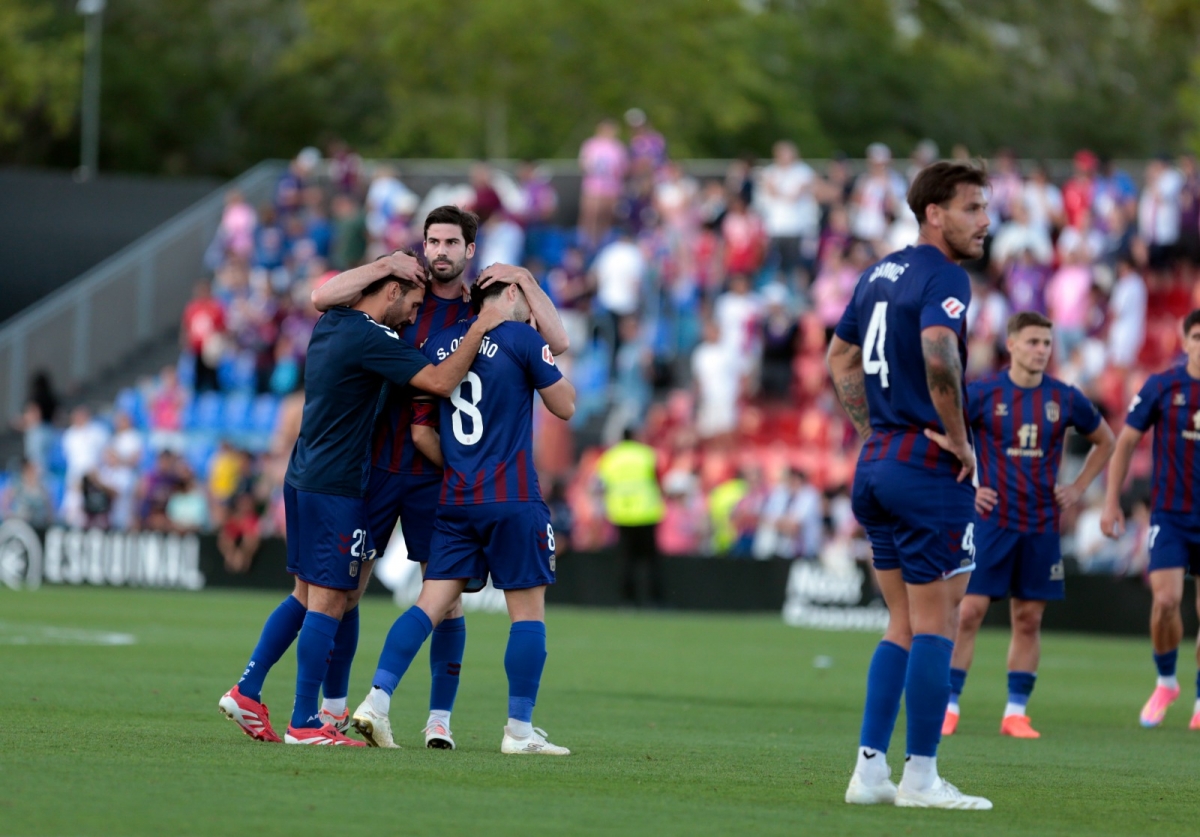 Los futbolistas del CD Eldense lamentan el descenso - Foto: PLAZA Los futbolistas del CD Eldense lamentan el descenso