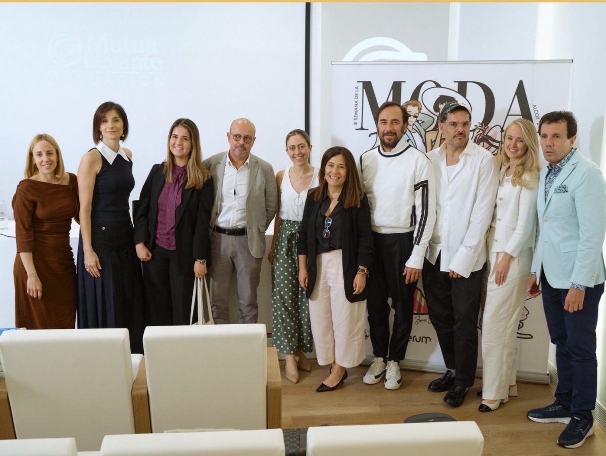 Reconocidos profesionales de la moda, con representantes de la organización.