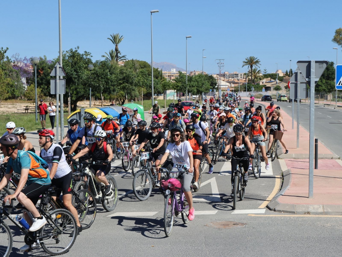 Cerca de 400 ciclistas participan en la 'II Volta en bici' entre El Campello y Sant Joan