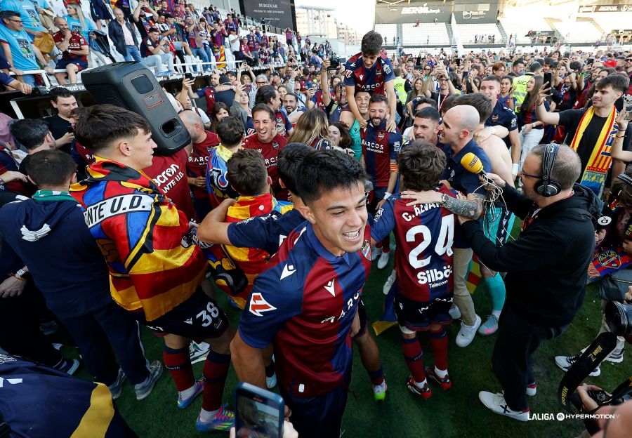 Los héroes del ascenso celebran de madrugada su éxito en València