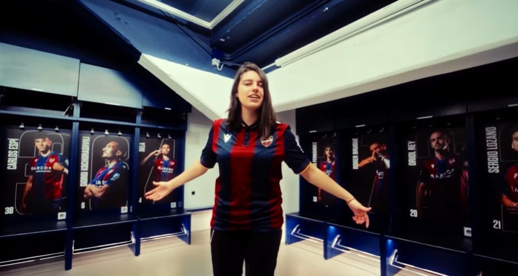 Aina Koda celebra el ascenso a Primera división del Levante UD con la canción 