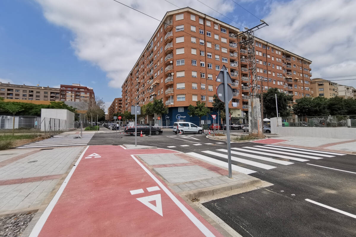 Resultado de la actuación con nuevo asfaltado, aceras y carril bici.