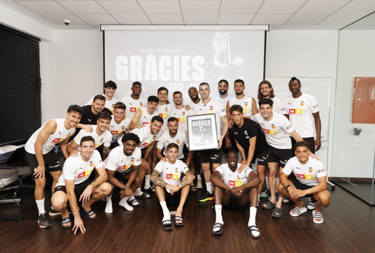 Jaume Domènech recibe el cariño del Valencia CF y excompañeros como Rodrigo o Soler