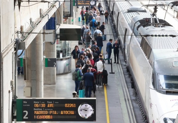 La CNMC reduce en un 40% los cánones que pagan los operadores a Adif, principalmente los de Renfe