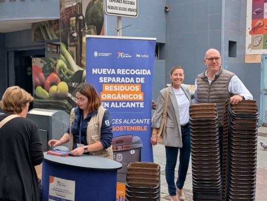 Alicante instala dispositivos en los mercadillos para facilitar la separación de residuos en los puestos 