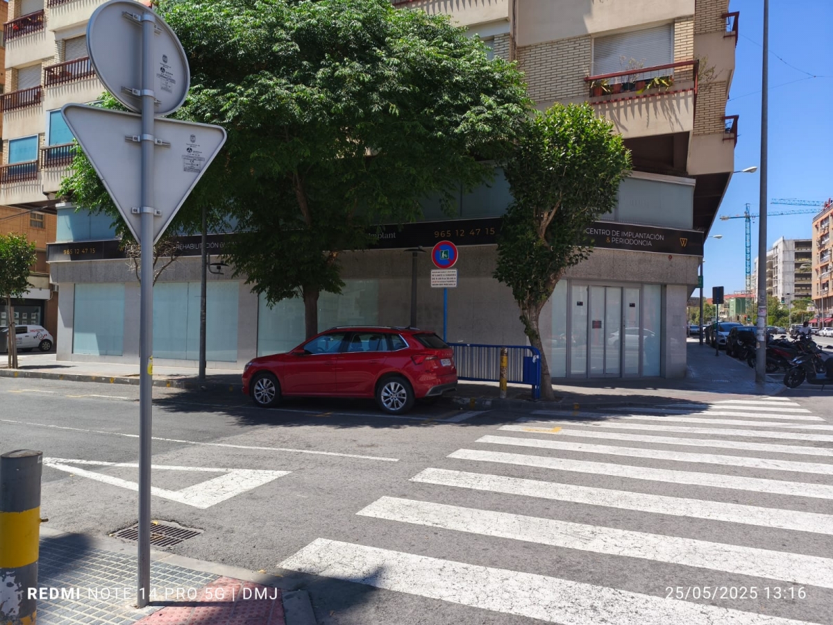 La oficina bancaria del Santander del barrio de Benalúa, en Alicante, tras su cierre. - 