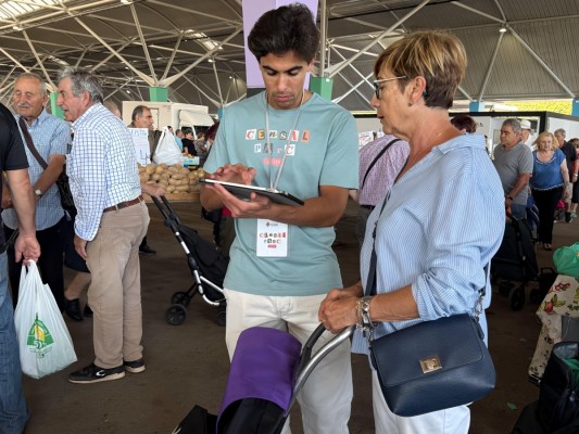 Castelló se acerca a las 5000 encuestas para el Censal Parc: sondeos a pie de calle en el Mercado del Lunes