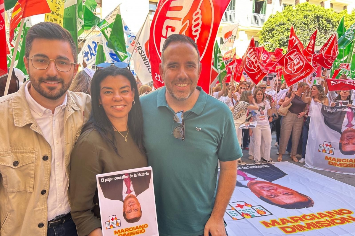 Rafa Simó (dcha.) en la manifestación de este lunes en València - 