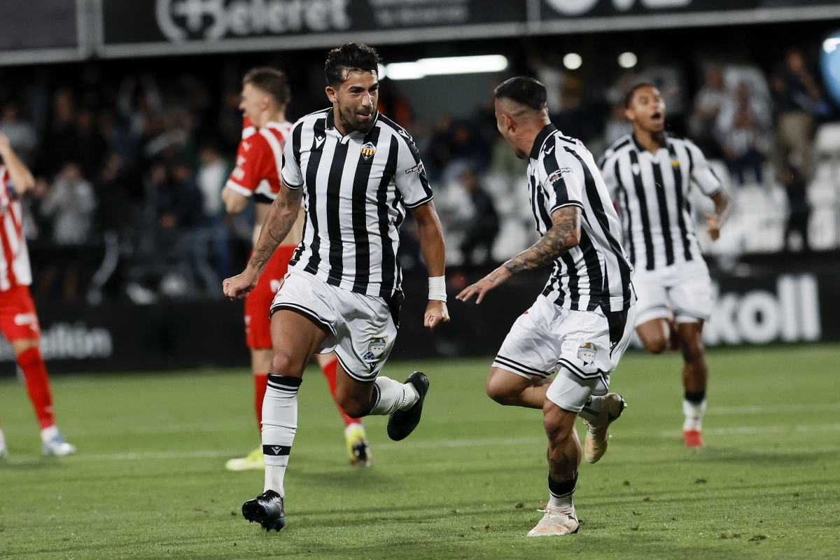 El Castellón sube su apuesta por Alberto Jiménez: renueva al central hasta 2028