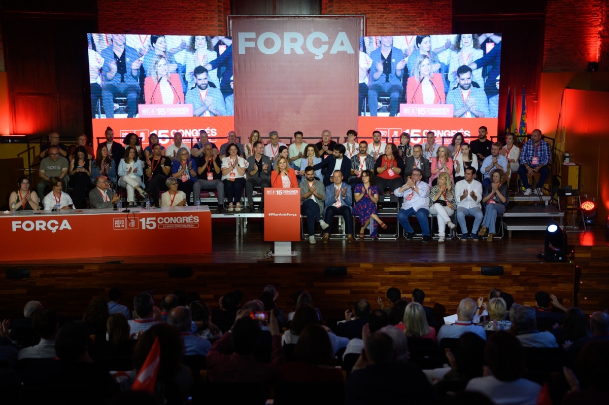 Pilar Bernabé, junto a los miembros de su ejecutiva. - Foto: KIKE TABERNER Pilar Bernabé, junto a los miembros de su ejecutiva.