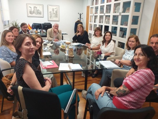 Comienza la instalación de aulas prefabricadas en el CEIP Orba de Alfafar, dañado por la Dana