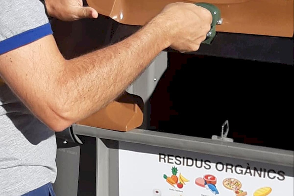 Contenedores de restos orgánicos en Alcoy. - 