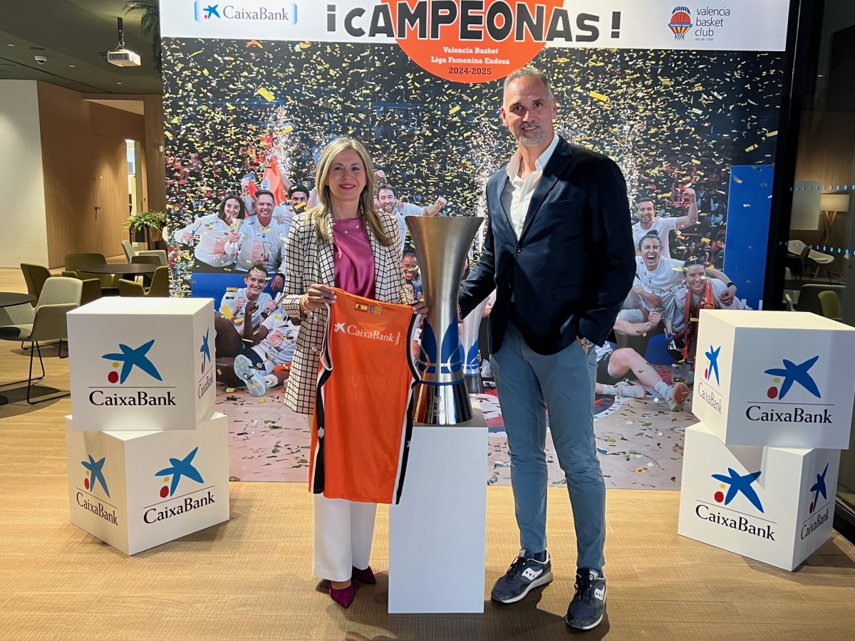 CaixaBank expone en su oficina ‘all in one’ València la Copa de la Liga Femenina Endesa conquistada por el Valencia Basket