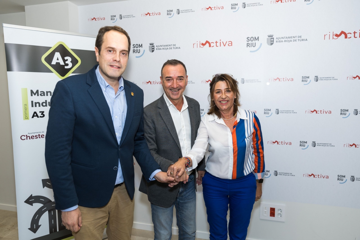 José Morell, alcalde de Cheste; Robert Raga, alcalde de Riba-roja y Montserrat Cervera, alcaldesa de Loriguilla. - Foto: AYUNTAMIENTO DE RIBA-ROJA José Morell, alcalde de Cheste; Robert Raga, alcalde de Riba-roja y Montserrat Cervera, alcaldesa de Loriguilla.