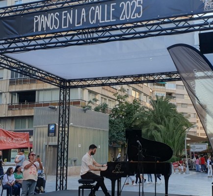 Cerca de 300 personas fusionaron música y talento en las plazas de Murcia con el ciclo 'Pianos en la calle'