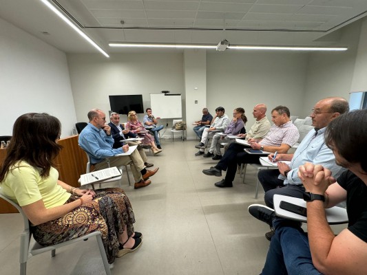 Barrachina se compromete a adelantar y flexibilizar las ayudas para apicultores y que asciendan hasta 3,5 millones
