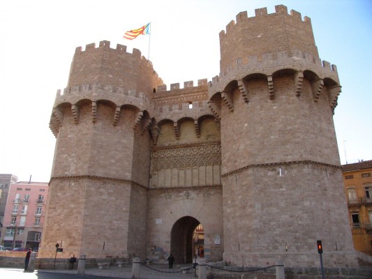El Ayuntamiento peatonalizará el entorno de las Torres de Serranos