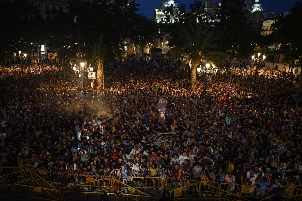 Miles de levantinistas abarrotan el centro de Valencia con la celebración del ascenso a Primera División 