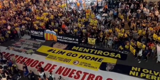 Miles de valencianistas protestan contra Peter Lim antes del partido ante Las Palmas