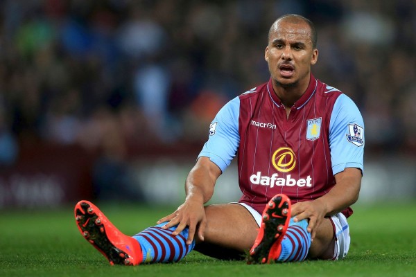 El Aston Villa suspende de empleo y suelo al delantero Agbonlahor
