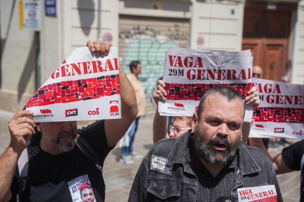 Sindicatos convocantes de la huelga del 29M okupan la CEV para denunciar el papel de los empresarios en la Dana