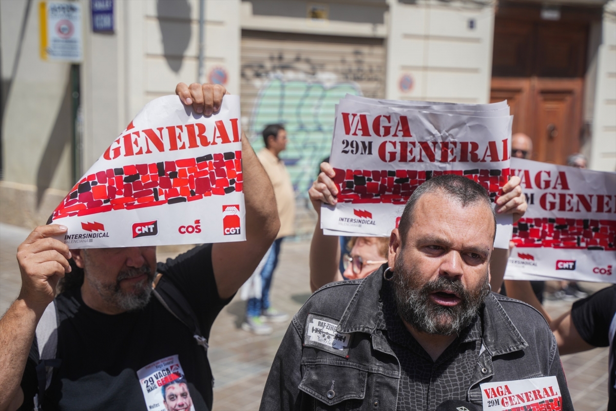 Sindicatos convocantes de la huelga del 29M okupan la CEV para denunciar el papel de los empresarios en la Dana