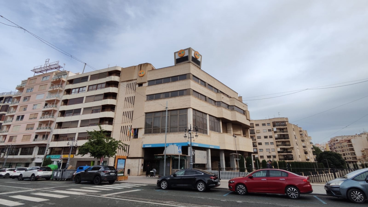 Orihuela da el último paso para que el edificio CAM sea municipal: publica la adquisición directa
