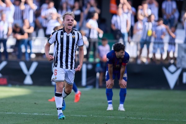 La afición del Castellón se despedirá de Van den Belt y de otros 9 albinegros que acaban contrato